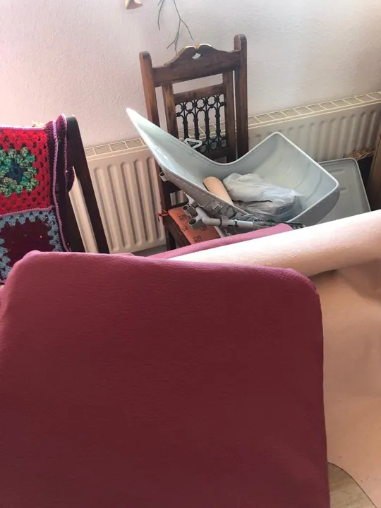 Die roten Polster für die Kabine.