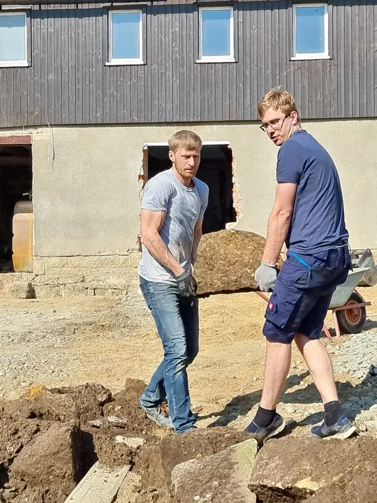 Gemeinsam auf der Baustelle.