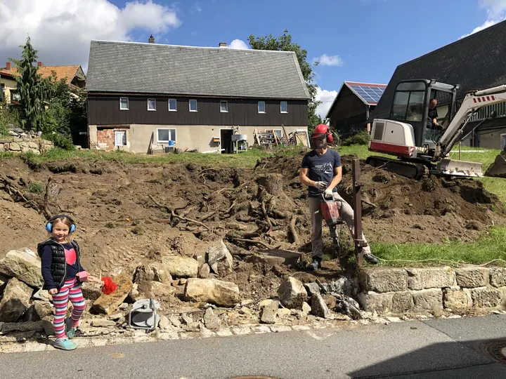 Baggerarbeiten an der Grundstücksgrenze.