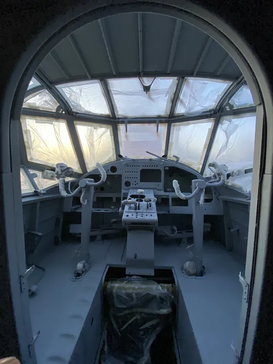 Das Cockpit nimmt Form an.