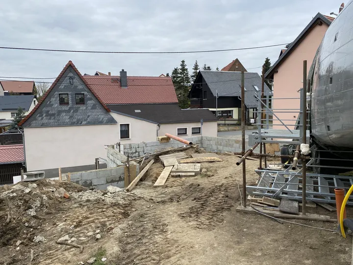 Die Außenanlage im April 2021.