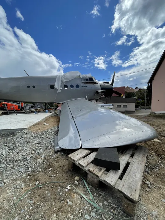 Flugzeugteile warten auf die Montage.
