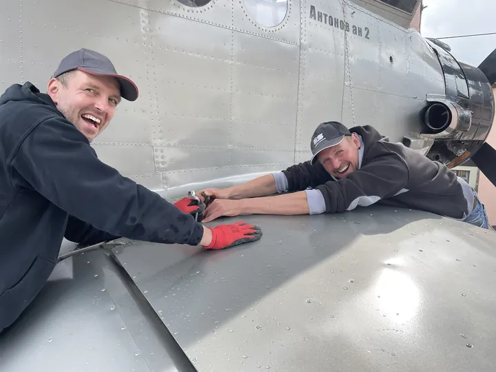 Handarbeit an der Tragfläche.