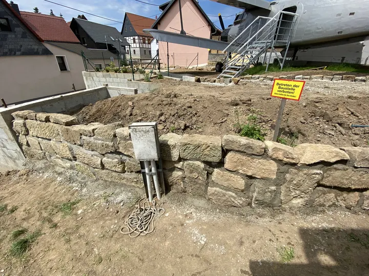 Mauer und Gelände nehmen Gestalt an.
