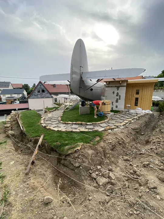 Die Antonov mit Sauna und Gartenweg.
