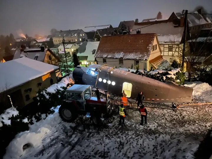 Die beleuchtete Antonov im Schnee nach der Ankunft auf dem Transfergrundstück.