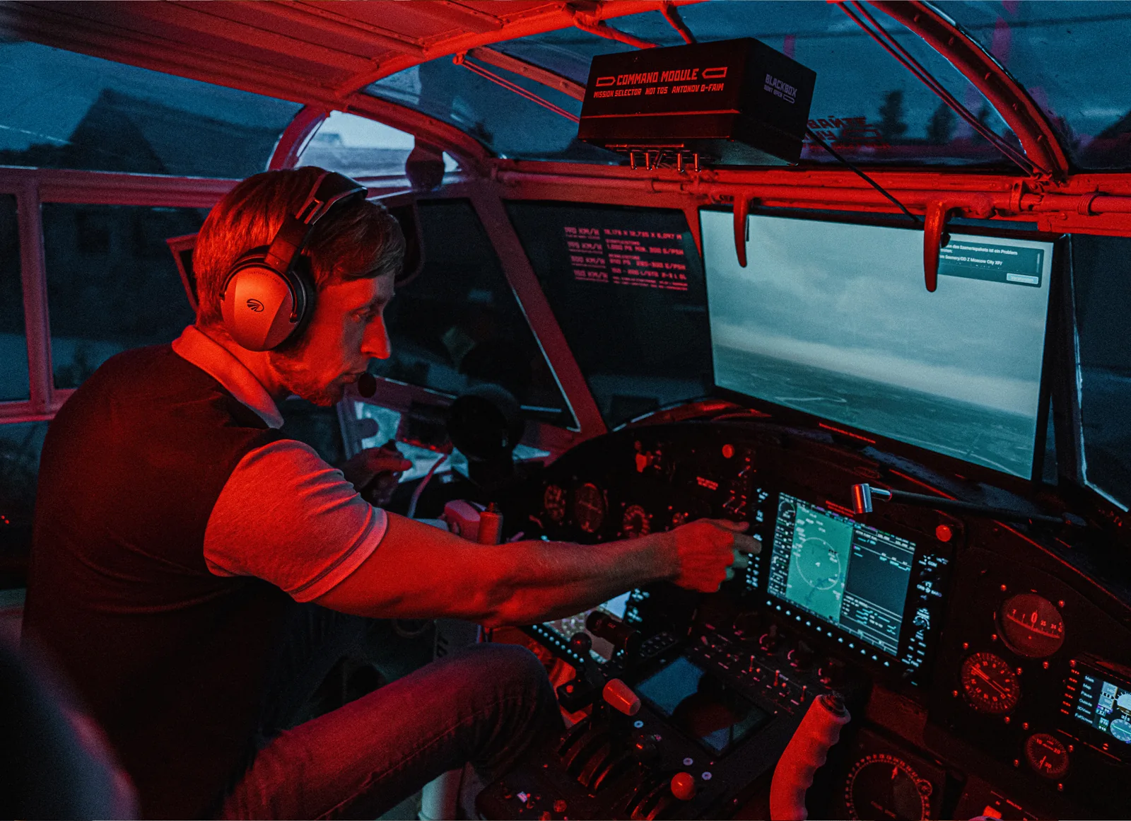 Das beleuchtete Originalcockpit der Antonov mit Instrumenten und Flugsimulator