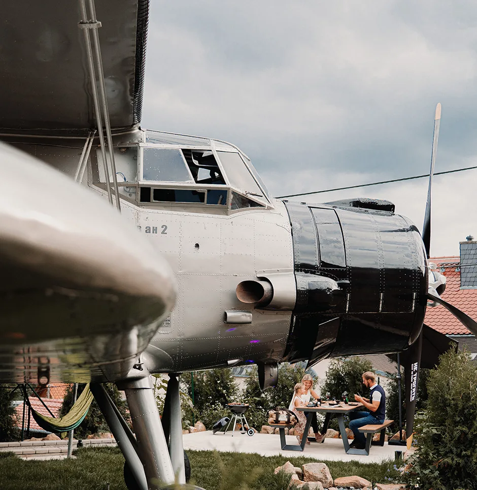 Terrasse und Hängematte direkt neben dem Flugzeug